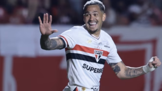 Luciano comemora seu centésimo gol pelo São Paulo contra o Bahia, no Morumbis.