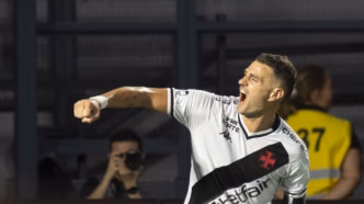 Vegetti comemora gol pelo Vasco contra o Bragantino no Brasileirão 2025