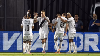 Jogadores do Vasco comemoram a vitória sobre o Bragantino no Brasileirão 2025.