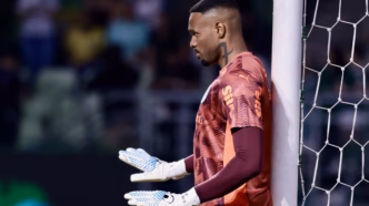 Carlos Miguel realiza uma defesa importante durante a partida entre Palmeiras e Cruzeiro no Allianz Parque.