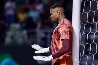 Carlos Miguel realiza uma defesa importante durante a partida entre Palmeiras e Cruzeiro no Allianz Parque.