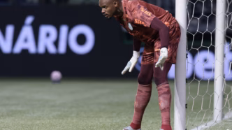 Carlos Miguel defendendo o gol do Palmeiras em partida contra o Cruzeiro.