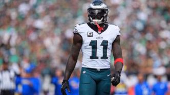 Close-up de A.J. Brown com a camisa do Philadelphia Eagles.
