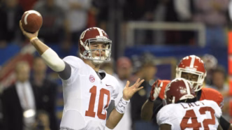 AJ McCarron, ex-quarterback do Alabama, em campo.