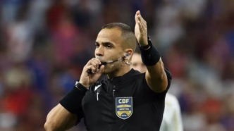 Alex Gomes Stefano, árbitro da partida entre Botafogo e Flamengo.