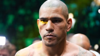 Alex Poatan comemora vitória e conquista do cinturão do UFC contra Magomed Ankalaev.