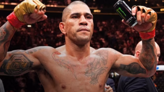 Alex Poatan em ação, em preparação para o UFC 320.