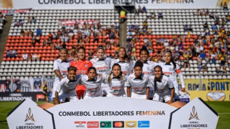 Jogadoras do Alianza Lima comemoram durante partida da Libertadores Feminina.