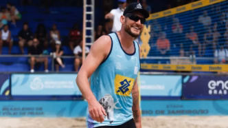 Alison Mamute em ação no Circuito Brasileiro de Vôlei de Praia em Copacabana.