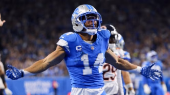 Amon-Ra St. Brown em ação pela equipe do Detroit Lions.