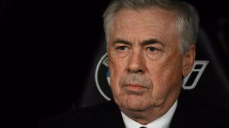 Carlo Ancelotti, comandante do Real Madrid, sorri durante treinamento.