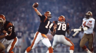 Ken Anderson em ação pelo Cincinnati Bengals em jogo decisivo.