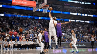 Anthony Davis em ação pela NBA, focado na disputa por rebotes.