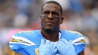 Antonio Gates em ação durante um jogo da NFL.