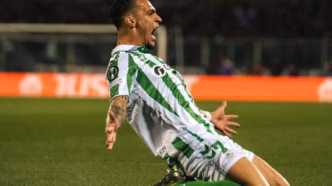Antony comemora um de seus gols pelo Real Betis contra o Villarreal na La Liga.