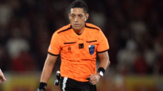 Árbitro Jesús Valenzuela apita jogo entre Flamengo e Racing pela Libertadores