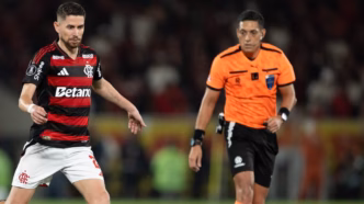 Árbitro Jesús Valenzuela apitando a partida entre Flamengo e Racing pela Libertadores.