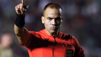Alex Gomes Stefano, árbitro de Corinthians x Atlético-MG, em campo.