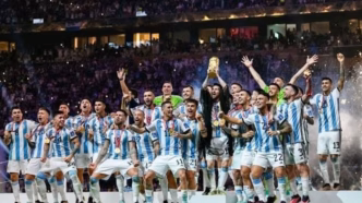 Seleção Argentina em campo, vestindo seu uniforme principal, em preparação para a Copa do Mundo de 2026.
