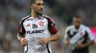 Giorgian De Arrascaeta em campo pelo Flamengo