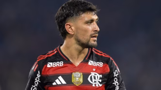 Arrascaeta em campo pelo Flamengo, comemorando um lance.