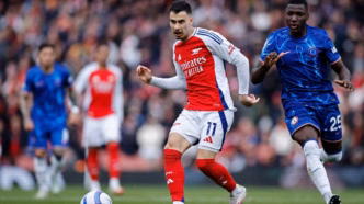 Gabriel Martinelli em ação pelo Arsenal na Premier League, pronto para o jogo contra o Atlético de Madrid pela Champions League.