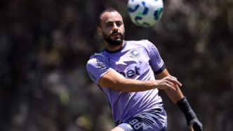 Arthur Cabral treina com proteção na mão para a partida do Botafogo contra o Santos.