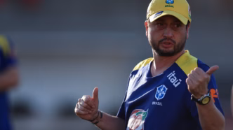 Arthur Elias comandando treinos da Seleção Brasileira feminina na França.