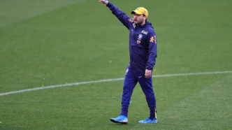 Arthur Elias durante treino da Seleção Feminina na Inglaterra