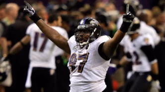 Arthur Jones comemorando com a camisa do Baltimore Ravens.