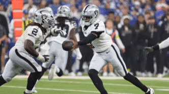Ashton Jeanty, running back do Las Vegas Raiders, correndo com a bola em uma partida da NFL.