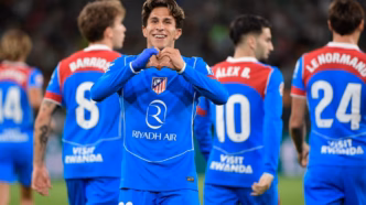 Giuliano Simeone comemora gol pelo Atlético de Madrid na partida contra o Real Betis em La Liga.