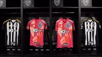 Camisa especial do Atlético-MG em alusão ao Outubro Rosa.