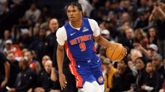 Ausar Thompson em ação pela NBA, um dos favoritos ao prêmio de Jogador Mais Evoluído.