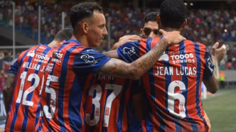 Jogadores do Bahia comemoram gol decisivo contra o Flamengo no Brasileirão.