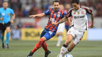 Danilo disputa lance pelo Flamengo contra o Bahia na Arena Fonte Nova pelo Brasileirão.