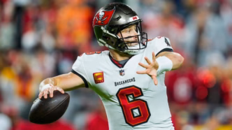 Baker Mayfield, quarterback dos Buccaneers, em ação na NFL.