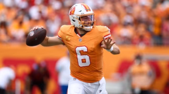 Baker Mayfield, quarterback do Tampa Bay Buccaneers, em ação durante partida da NFL.