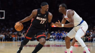 Bam Adebayo em ação pela NBA.