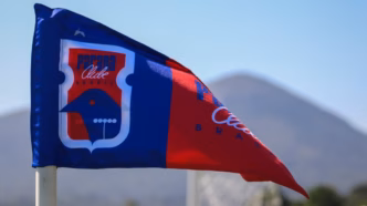 Bandeira do Paraná Clube hasteada, representando o clube em processo de venda da SAF.