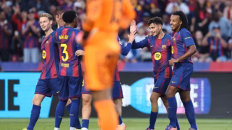 Pedri, do Barcelona, comemora gol contra o Girona com os companheiros.