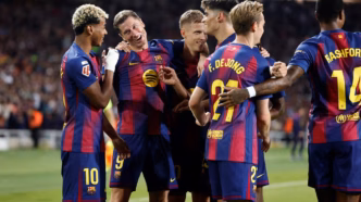 Jogadores do Barcelona comemorando um gol em La Liga