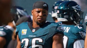 Saquon Barkley correndo com a bola durante uma partida pelo Philadelphia Eagles.