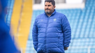 Eduardo Barroca, técnico, em campo durante partida pelo Avaí.