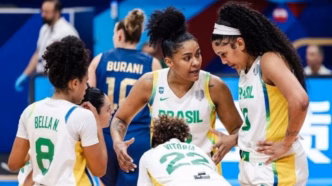 Seleção Brasileira de Basquete Feminino em quadra durante o Pré-Mundial.