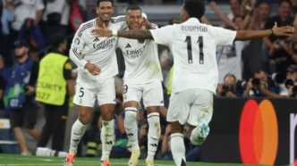 Jude Bellingham, Rodrygo e Mbappé comemorando um gol pelo Real Madrid em partida.