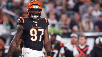 Jogadores do Cincinnati Bengals em campo durante partida da NFL.