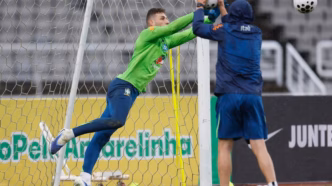 Bento em ação como goleiro da Seleção Brasileira, destacando a melhora defensiva.
