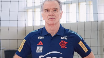 Técnico Bernardinho do Sesc RJ Flamengo comandando a equipe.