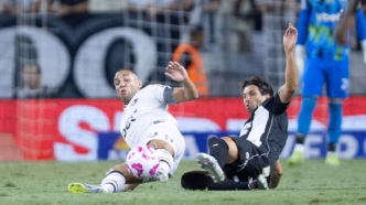 Marçal em ação durante a partida entre Ceará e Botafogo pela Série A